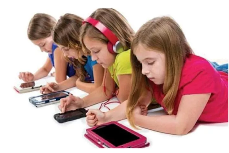 Hökumət təsdiqlədi - Məktəblərdə telefon istifadəsi qadağan edildi 