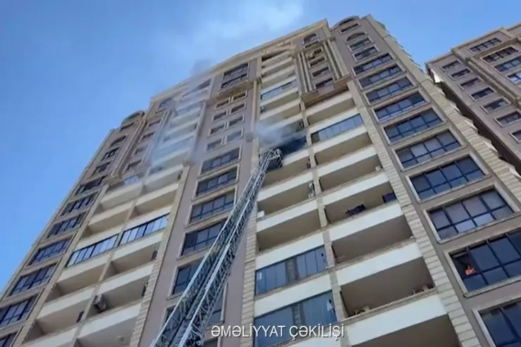 Bakıda yaşayış binasında  YANĞIN - VİDEO 