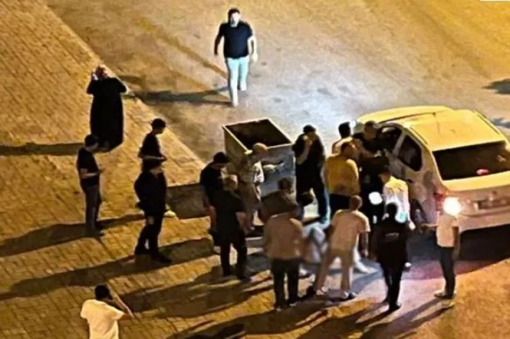 Dava edən silahlıları ayırmaq istəyən ana  öldü, oğlu yaralandı