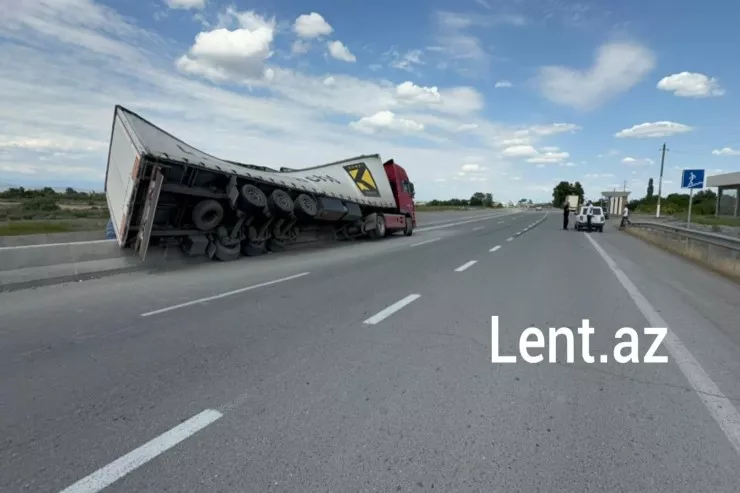 Ucarda yük maşını aşdı, makaronlar yola dağıldı 