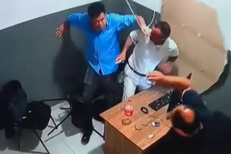 Bakıda MARAQLI OLAY:  Marketin tavanı uçdu, işçi digər işçinin üzərinə düşdü - VİDEO 