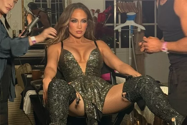 Cennifer Lopez   açıq-saçıq fotosuna görə tənqid edildi