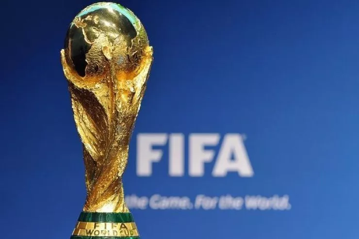 Dünya çempionatı şərhçisinin alnını şüşə ilə kəsdilər 