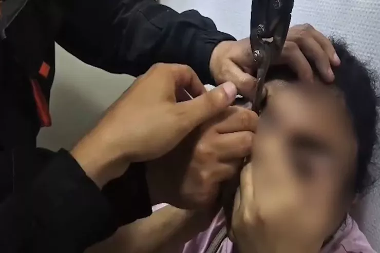 Paltarın zəncirbəndi qızın gözünə ilişdi - Bakıda HƏSSAS GÖRÜNTÜLƏR 