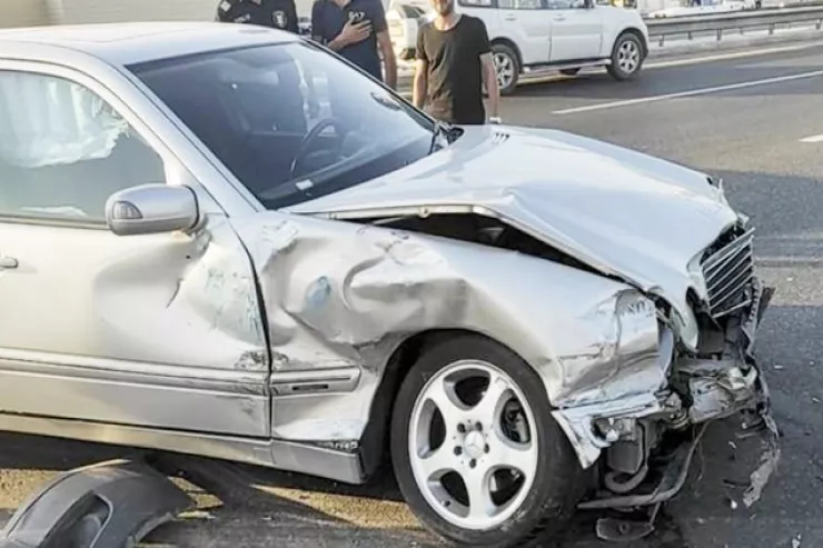 Salyanda iki "Mercedes" toqquşdu, xeyli sayda yaralı var 