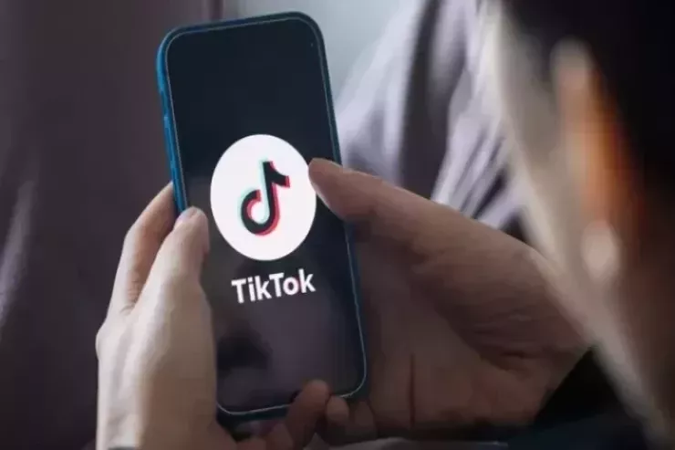 Tiktokda canlı yayımda söyüş söyən  həbs olundu