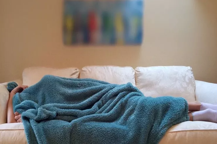 Pijamaları unudun - çılpaq yatmaq  niyə daha FAYDALIDIR? 