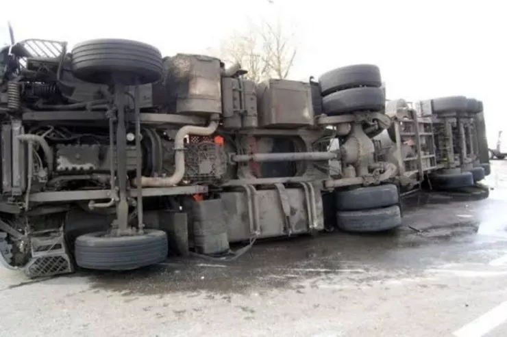 Kürdəmirdə "KamAZ" aşdı,  sürücü...
