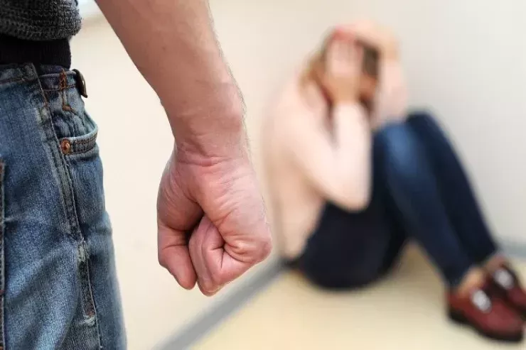 Bakıda kişi ondan pul istəyən  sevgilisini döydü
