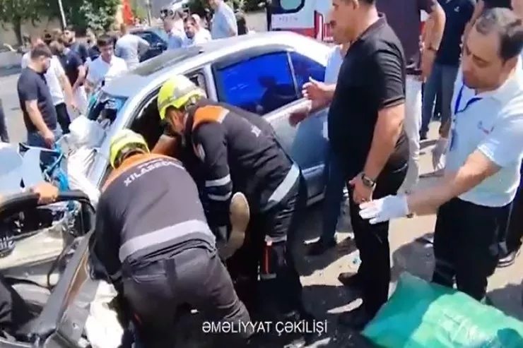 "Mercedes"lə “Range Rover” toqquşdu, sərnişinlər belə çıxarıldı - VİDEO 