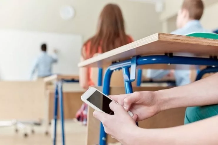 Şagirdlərin dərsdə telefon işlətməsi qadağan edildi 