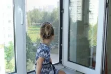 Bakıda 5-ci mərtəbədən  yıxılan uşaq sağ qaldı