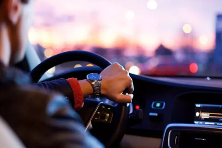 Sərxoş qıza ayıq sürücü xidməti təklif etdi, 4 500 manatını  oğurladı