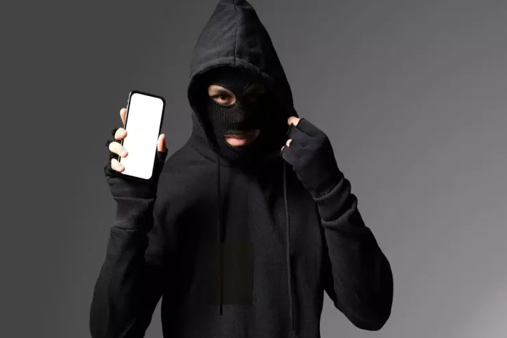 İşdən çıxarıldı, telefon oğurladığı üçün TUTULDU - BAKIDA 