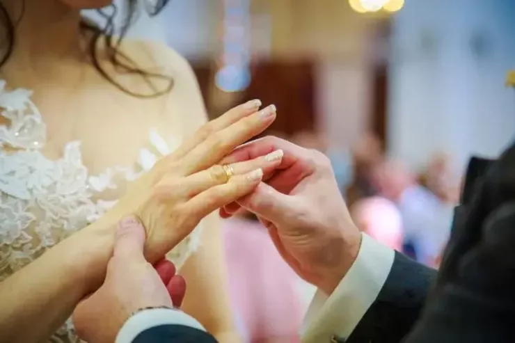 Üçüncü adam artıqdır:  Valideyn məsləhətləri niyə güclü gənc ailələri  məhv edir