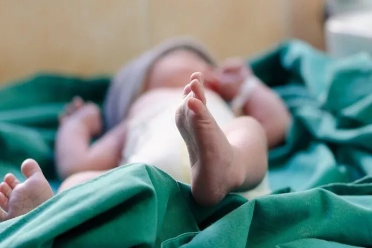 Gəncədə FACİƏ:  ana evdə ölü uşaq  doğdu