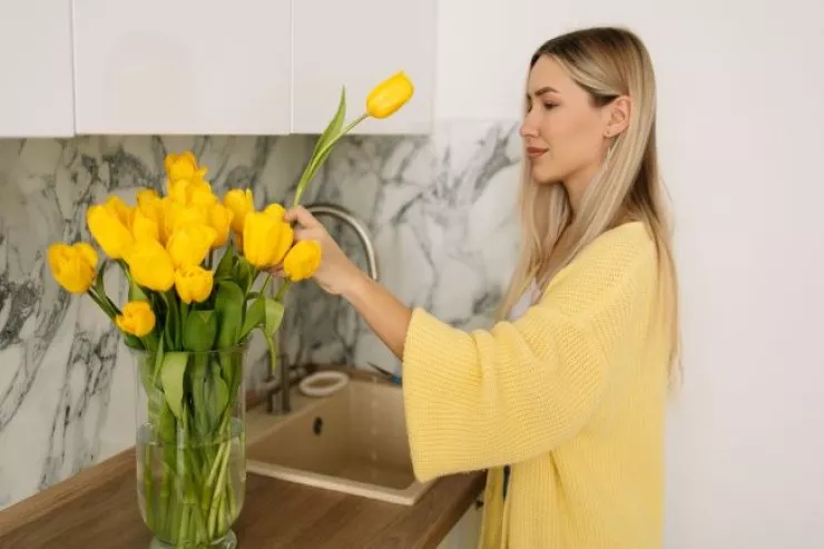 Sarı çiçəklər ayrılığı ifadə edir: bu inanc haradan gəlir? 