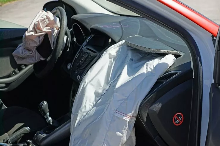 Bakıda minik maşını yük maşınına çırpıldı, sürücü öldü 