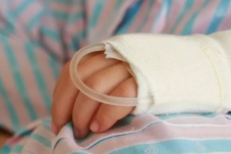 Qobustanda 2 yaşlı qız qaynar suda  YANDI