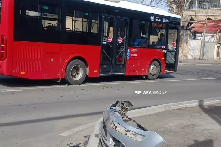 Gəncədə minik maşını "BakuBus" avtobusu ilə toqquşdu 