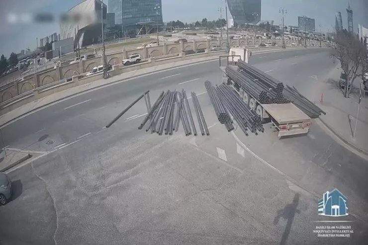 “Bağırov” körpüsündə qəza oldu, yük yola dağıldı - VİDEO 