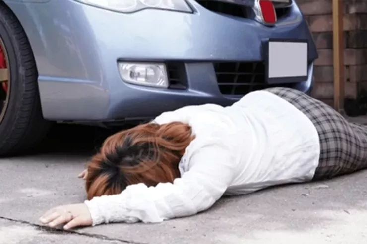 Şəmkirdə avtomobil qadını vuraraq öldürdü