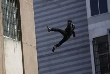 Bakıda DƏHŞƏT:  binanın komendantı 13-cü mərtəbədən  yıxılıb öldü