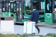 Evə tələsən kişi:   Bakıda 8 Mart həyəcanı - FOTOLENT 