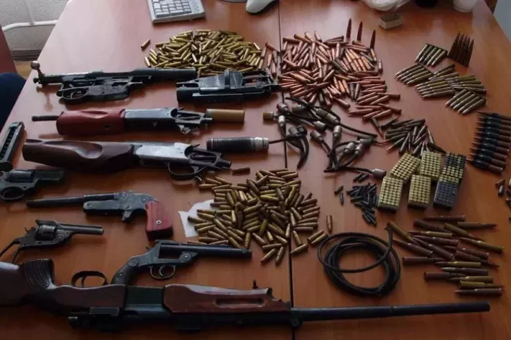 Polis yenə xeyli silah yığdı: avtomatlar, qumbaralar... 
