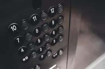 İnsanların çoxu  liftdə bunu   hər gün edir - təhlükəli səhvlər 