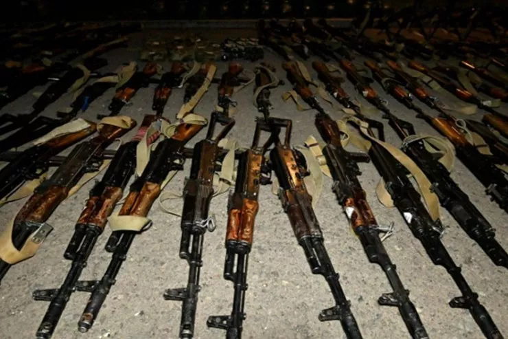 Polis xeyli silah-sursat   topladı