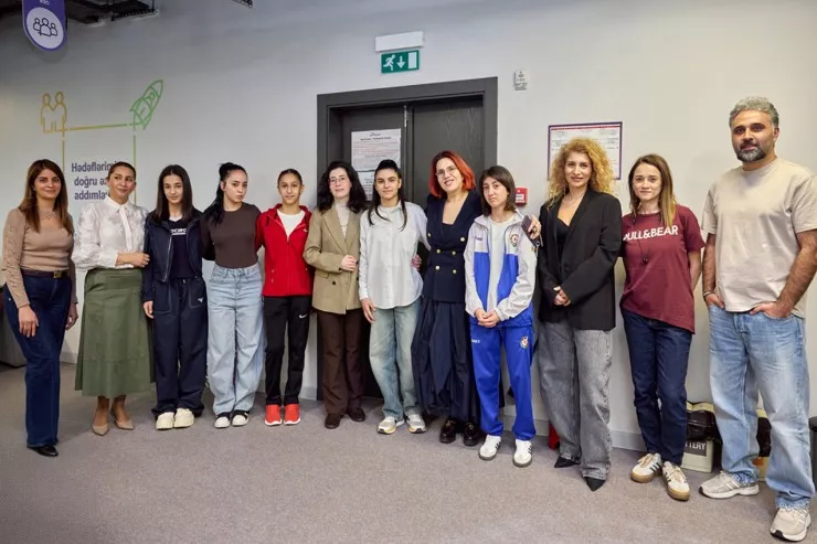 “Qızlara ağ yaraşır” layihəsinin iştirakçıları “Azercell”in qonağı oldular