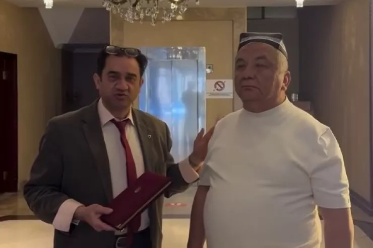 Özbək ekstrasens Bakıda tutulmazdan əvvəl təltif olunubmuş - VİDEO 