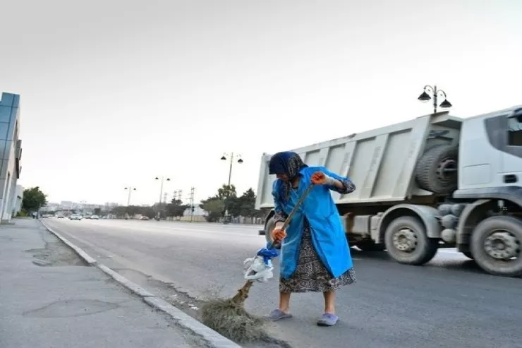 Bakıda süpürgəçini maşın vurub öldürdü 