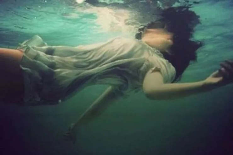 Ana əlil qızını suda boğub öldürdü - "Gələcəyindən qorxurdum" 