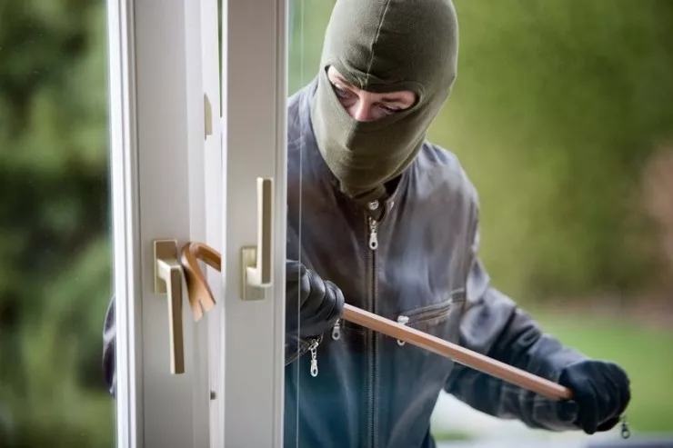 Mağazanın qapısını sındırıb  külli miqdarda oğurluq etdi