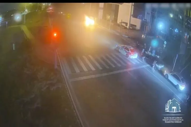 Bakıda maşın yandı - VİDEO 