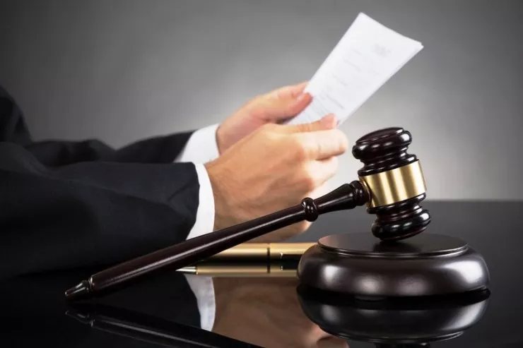 Oğurluğa getdiyi evdə adam öldürənin  məhkəməsi başladı