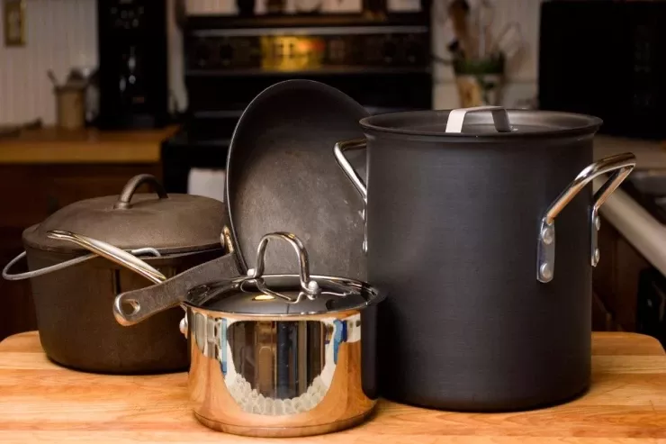 Qazan və tavaları heç vaxt üst-üstə qoymayın 