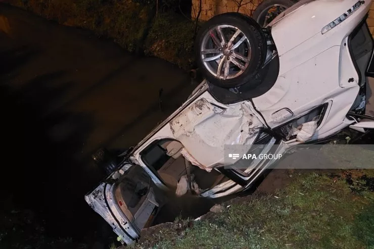 Lənkəranda avtomobil kanala aşdı, xəsarət alanlar var 