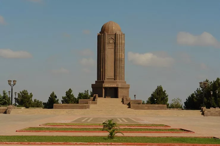 Gəncədə qadın Nizami məqbərəsinin körpüsündən yıxıldı 