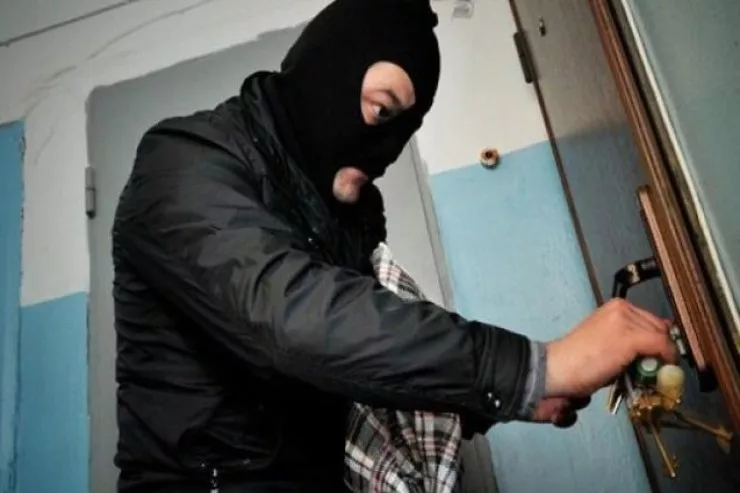 Bakıda evə BASQIN:  bıçaqla hədələyib qarət etdilər