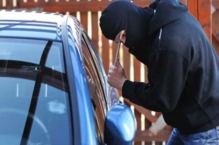 Bakıda "Porsche"dən  oğurluq edən TUTULDU