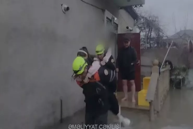 Bakıda həyət evlərini su basdı - VİDEO 