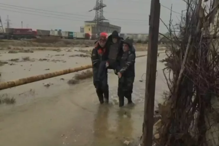 Həyət evlərini su basdı, 42 nəfər təxliyə olundu - VİDEO 