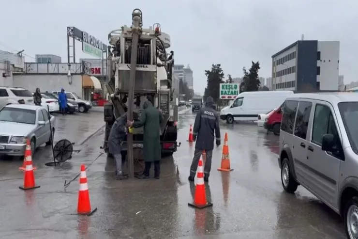 "Eurohome"un qarşısı yağış sularından təmizləndi - VİDEO 