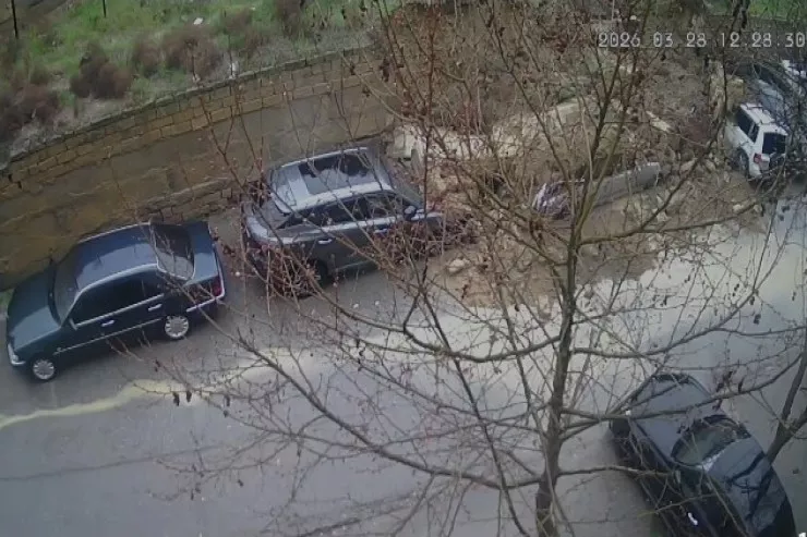 Bakıda hasar avtomobillərin üzərinə aşdı - VİDEO 