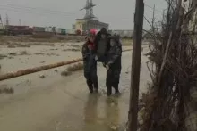 Həyət evlərini su basdı, 42 nəfər təxliyə olundu - VİDEO 