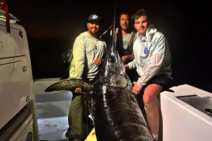 Elə böyük balıq  tutdu ki, şəhər sakinlərini də qonaq etdi