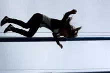 Bakıda DƏHŞƏT:  qadın binadan   yıxılıb öldü